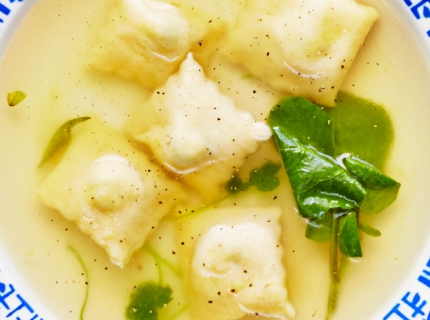 Bouillon léger d’herbes  et petites ravioles