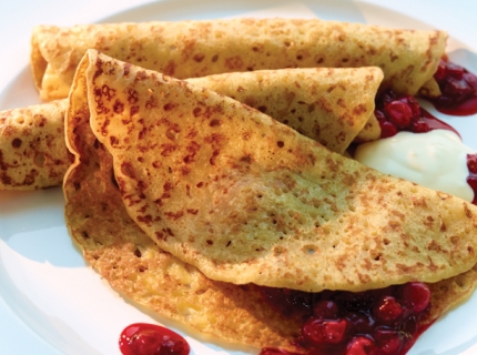 Crêpes à la crème épaisse et aux groseilles rouges