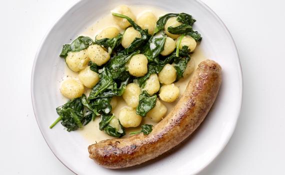 Gnocchis, épinards à la crème maison et saucisse au parmesan