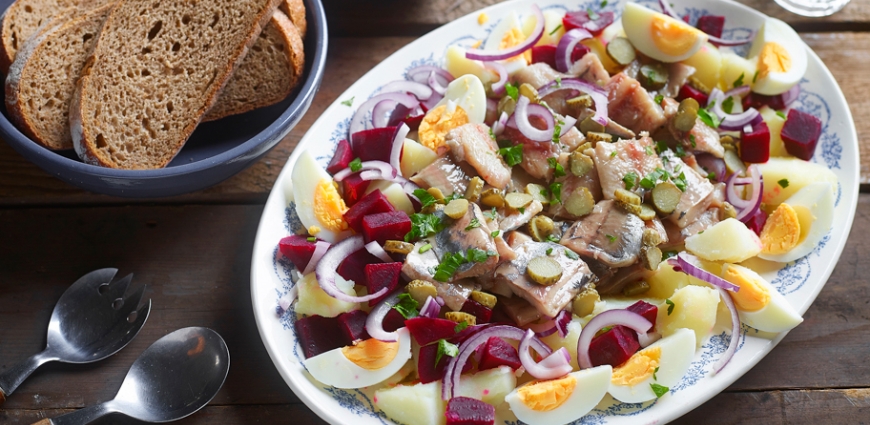 Salade de maatjes aux betteraves et aux œufs durs