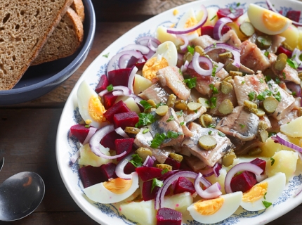 Salade de maatjes aux betteraves et aux œufs durs