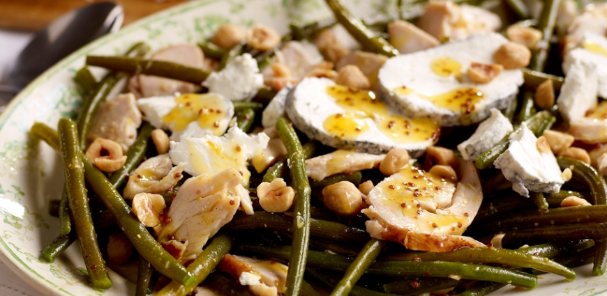 Salade de poulet fumé aux haricots verts et chèvre cendré