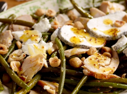 Salade de poulet fumé aux haricots verts et chèvre cendré