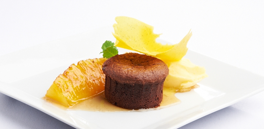 Moelleux chaud au chocolat, ananas mariné aux épices et sorbet à l’orange