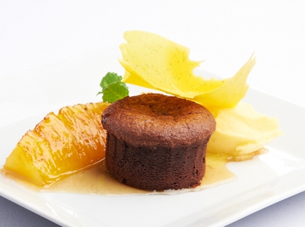 Moelleux chaud au chocolat, ananas mariné aux épices et sorbet à l’orange