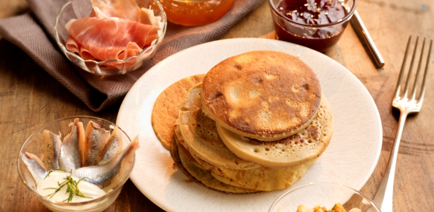 Pancakes avec garnitures sucrées et salées