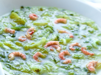 Soupe au riz, crevettes grises et poireaux