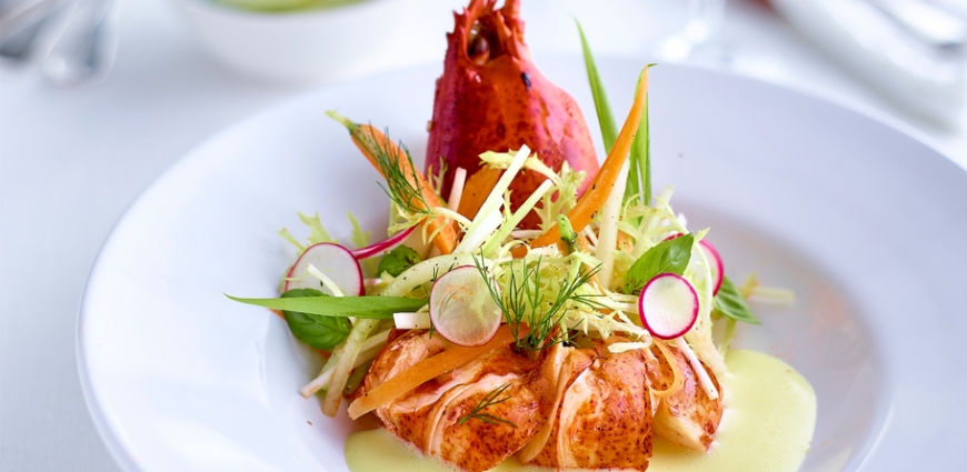 Homard rôti, jus de bisque au curry, légumes croquants