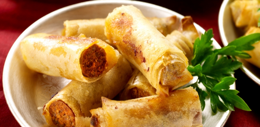 Briouates de merguez et salade aux tomates