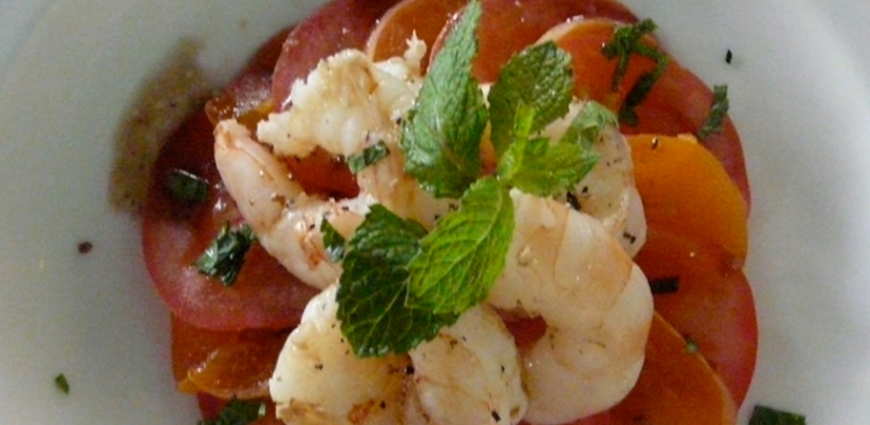 Carpaccio de tomate et abricot à l’orgeat et gambas