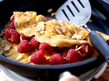 Omelette aux framboises, amandes et mascarpone