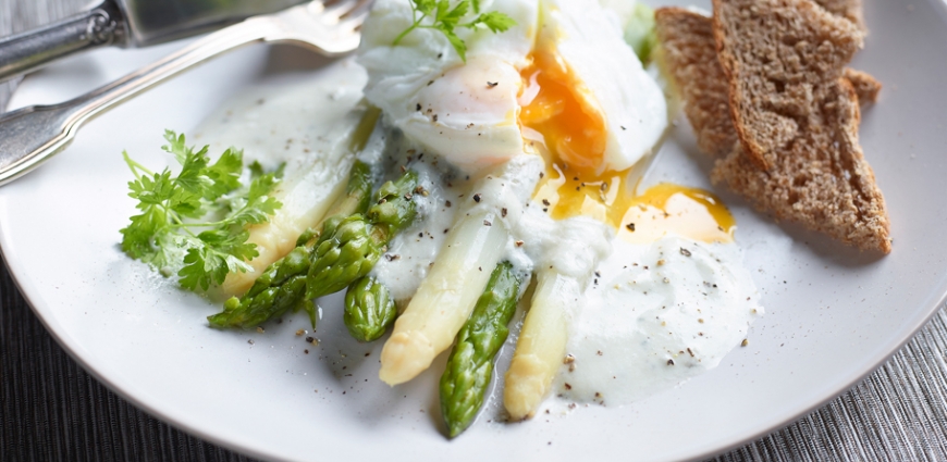 Duo d’asperges, œuf poché et émulsion au bleu