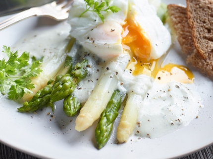 Duo d’asperges, œuf poché et émulsion au bleu