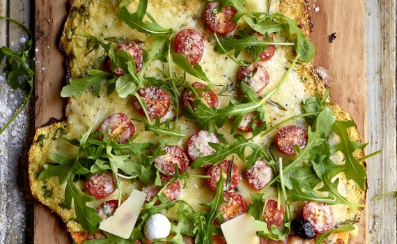 Pizza végétarienne au chou-fleur et à la roquette