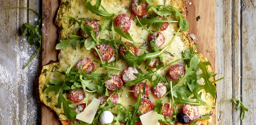 Pizza végétarienne au chou-fleur et à la roquette