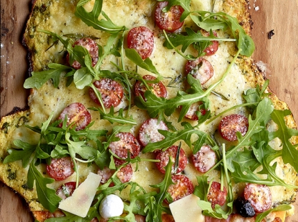 Pizza végétarienne au chou-fleur et à la roquette