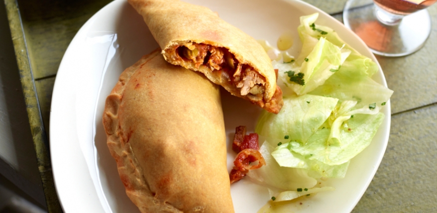 Empanada de thon et salade croquante