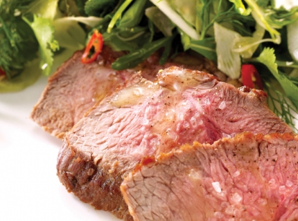 Steak d’agneau (tranche de gigot d’agneau) à la salade de fenouil aux herbes et à l’aïoli