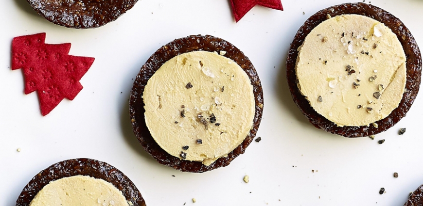 Bouchées de foie gras, croustillants de cacao et noisettes