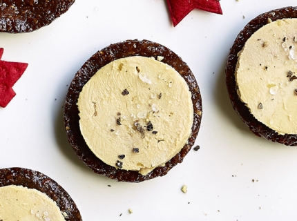 Bouchées de foie gras, croustillants de cacao et noisettes