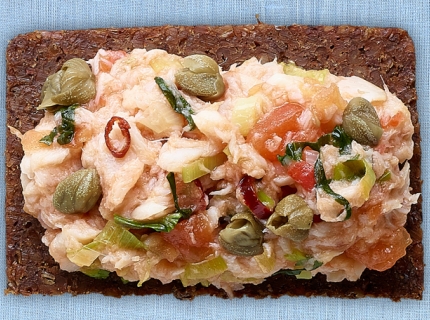 Rillettes de truite fumée aux tomates, câpres et basilic