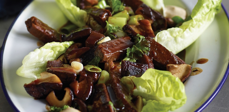 Lamelles de bœuf sautées végétariennes, jus au vin rouge, shii-takés et compote d'oignon