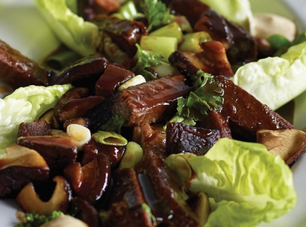 Lamelles de bœuf sautées végétariennes, jus au vin rouge, shii-takés et compote d'oignon