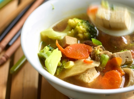 Nage de tofu mariné aux légumes