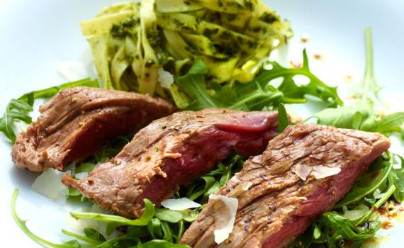 Bifteck à la roquette et pâtes au pesto