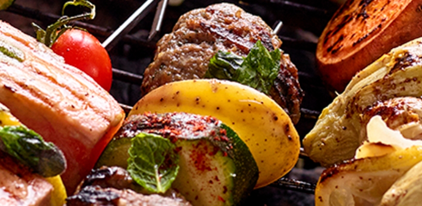 Brochettes de boulettes de haché d’agneau à l’ail et aux pommes de terre grenaille