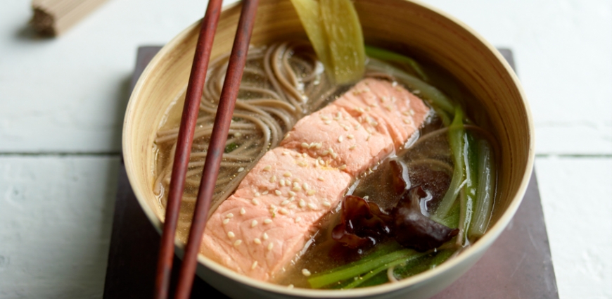 Soupe aux nouilles soba et au saumon