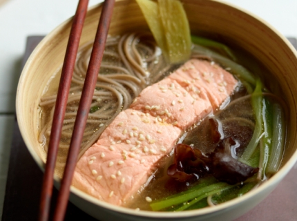 Soupe aux nouilles soba et au saumon