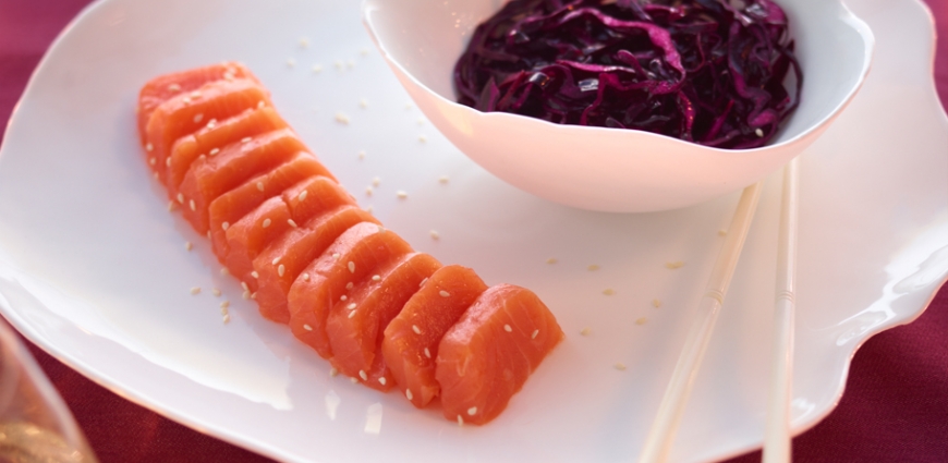 Sashimi de saumon fumé et salade de chou rouge