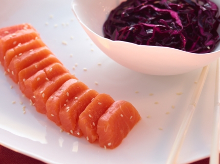 Sashimi de saumon fumé et salade de chou rouge