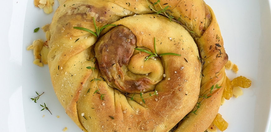 Feuilleté au haché, safran, oignons et amandes