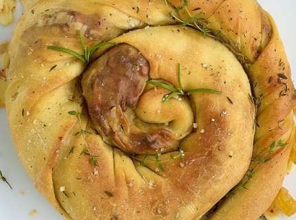 Feuilleté au haché, safran, oignons et amandes