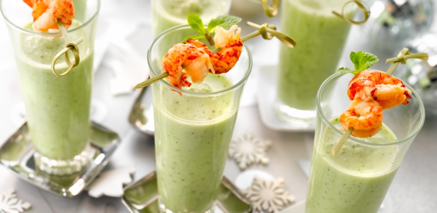 Petites smoothies de concombre et pinchos d’écrevisses marinées