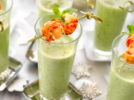 Petites smoothies de concombre et pinchos d’écrevisses marinées