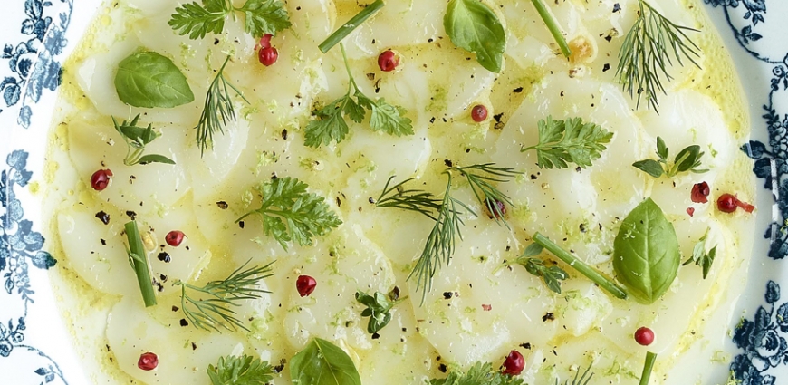 Carpaccio de noix de Saint-Jacques aux fines herbes et vinaigrette de citron