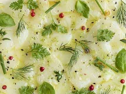 Carpaccio de noix de Saint-Jacques aux fines herbes et vinaigrette de citron