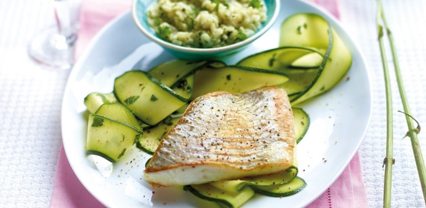 Turbot grillé et salade de courgettes crues