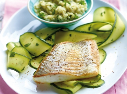 Turbot grillé et salade de courgettes crues