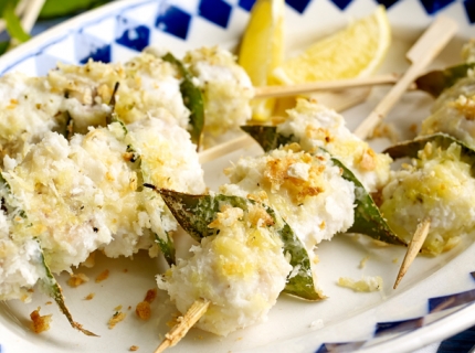 Brochettes de cabillaud au laurier et au parmesan