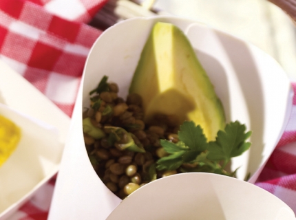 Salade de lentilles vertes à la menthe fraîche et à l’avocat pauvre en sel