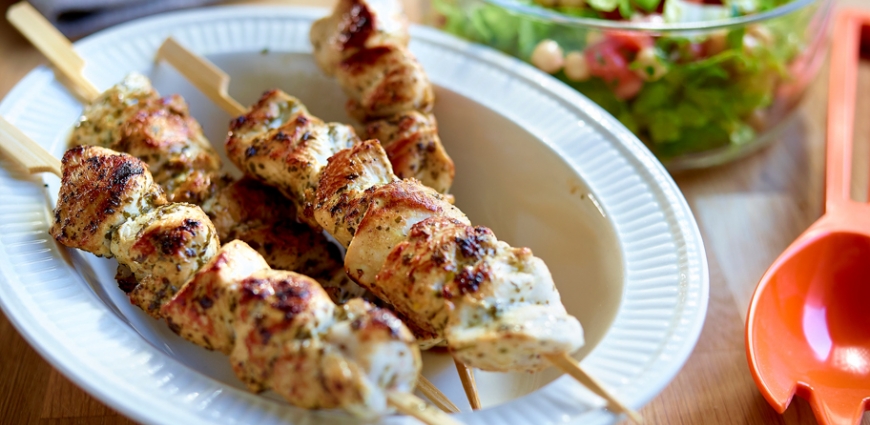 Brochettes de dinde, salade de pois chiches