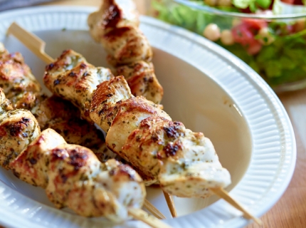 Brochettes de dinde, salade de pois chiches