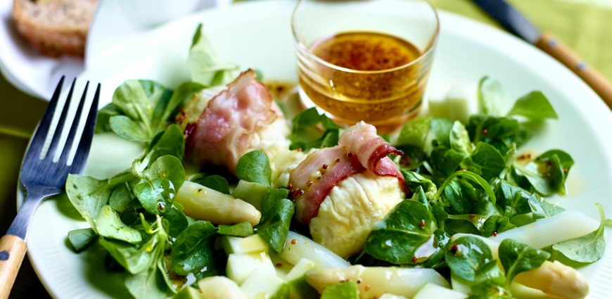 Salade de pommes-asperges et chèvres chauds au lard