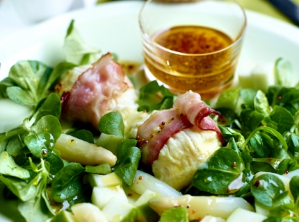 Salade de pommes-asperges et chèvres chauds au lard