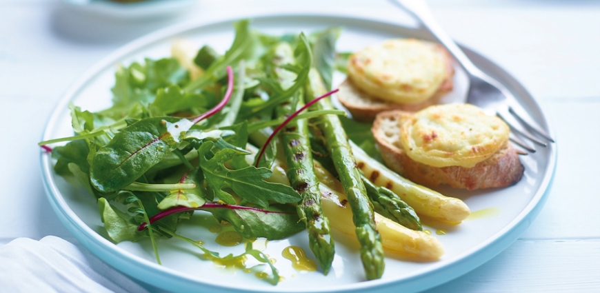 Salade aux deux asperges et croûtons gratinés au chèvre