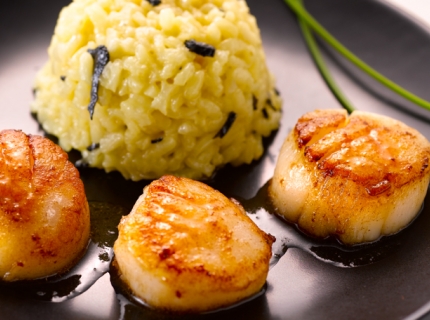 Petit risotto au champagne et à la truffe, noix de Saint-Jacques au beurre salé